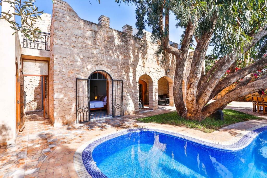 Bazén v ubytování DAR ETTO Riad & Spa nebo v jeho okolí