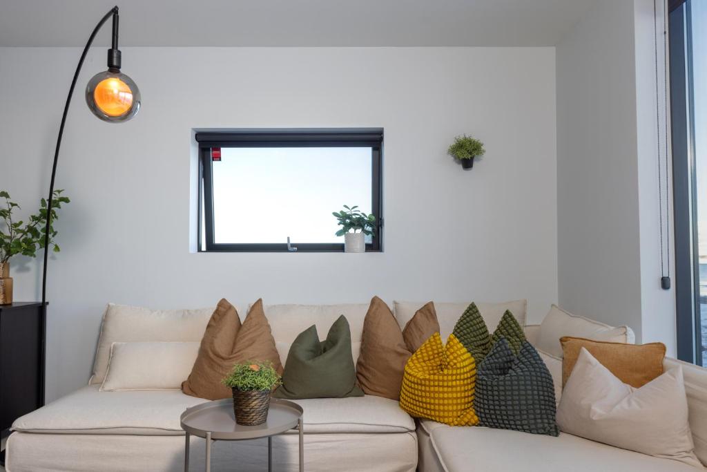 Posezení v ubytování The Oceanfront Private Northern Lights Villa