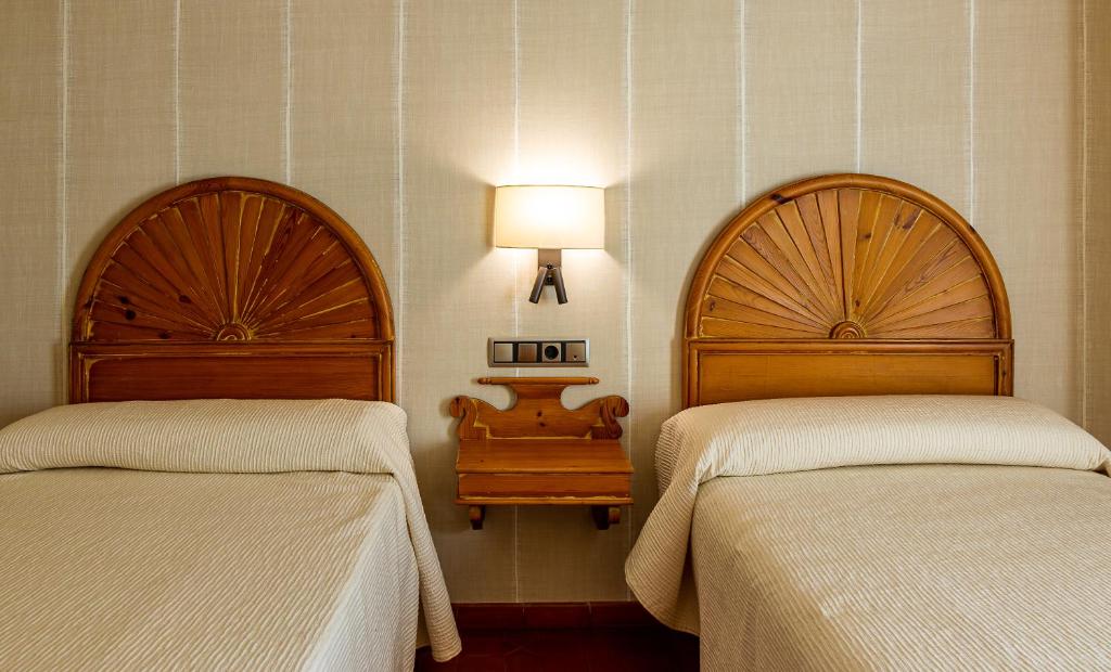 Postel nebo postele na pokoji v ubytování HOSTAL DOÑA JUANA