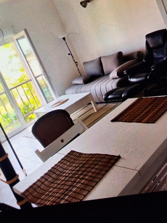 un salon avec un canapé, des chaises et une table dans l'établissement Bel abris, à La Valette-du-Var