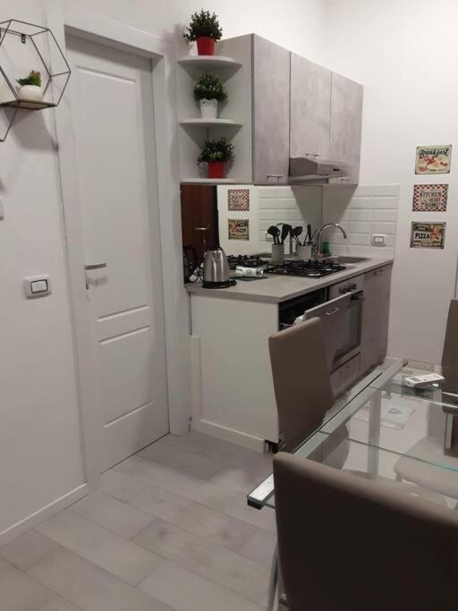 Kuchyň nebo kuchyňský kout v ubytování Rho Fiera Onit's Apartment
