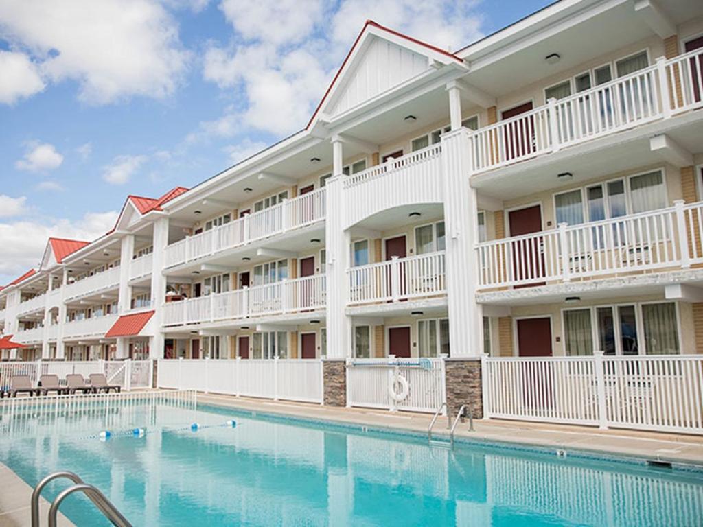 un hôtel avec une piscine en face d'un bâtiment dans l'établissement Desert Sand Resort, à Avalon