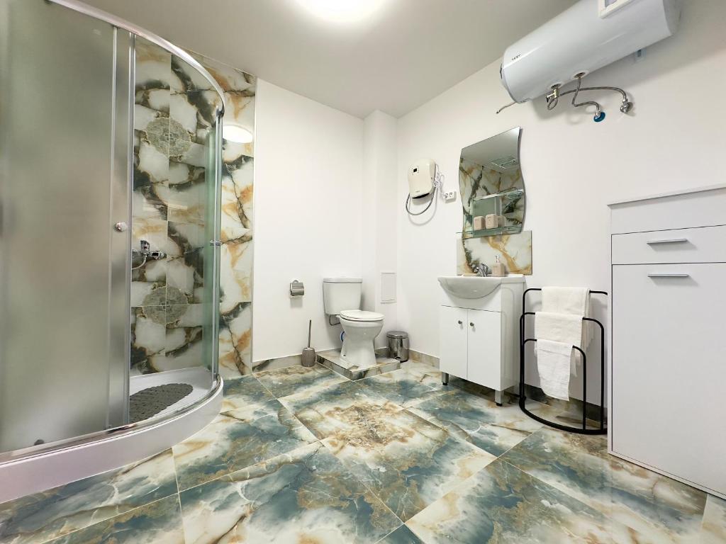 La salle de bains est pourvue d'une douche et de toilettes. dans l'établissement Navial, à Gabrovo
