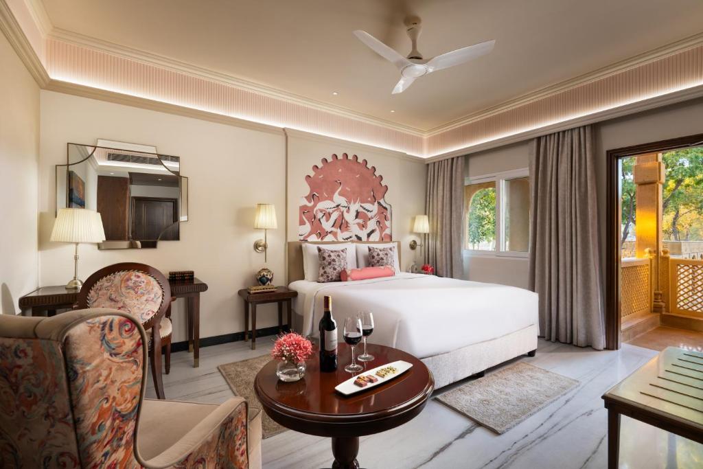 Postel nebo postele na pokoji v ubytování Taj Gorbandh Palace, Jaisalmer