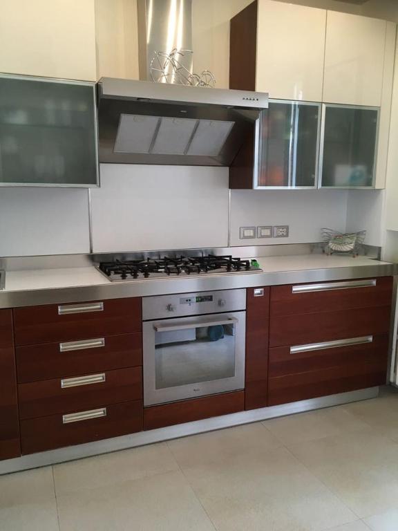 A kitchen or kitchenette at Appartamento Fronte Mare