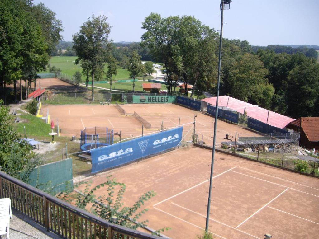 Tenis a/nebo squash v ubytování Hotel Pension Stadlhuber Aktivpark Kremsmünster nebo okolí