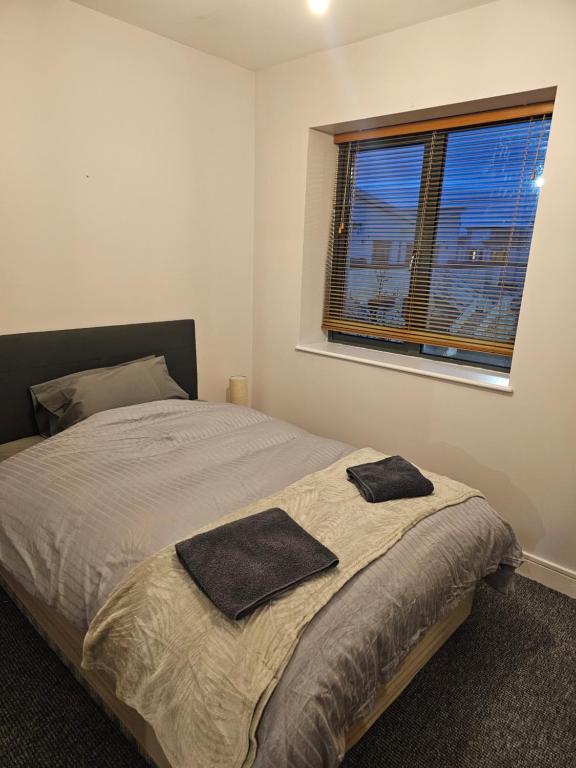 Säng eller sängar i ett rum på Cozy 2 Bedroom Apartment