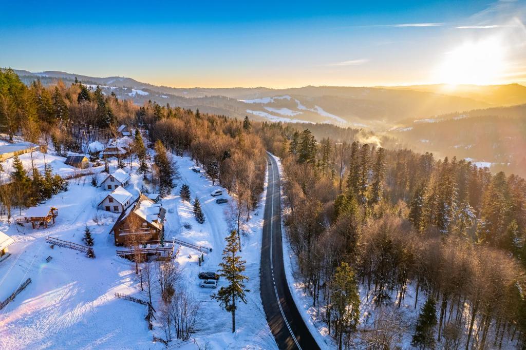widok z powietrza na tor kolejowy w śniegu w obiekcie Domki - Zajazd Zieleńska Polana w Wiśle