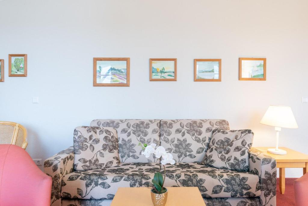 ein Wohnzimmer mit einem Sofa und einem Tisch in der Unterkunft Fewo 388, Seepark Sellin in Ostseebad Sellin