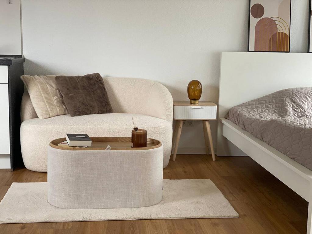 a living room with a couch and a coffee table at Studio Apartment mit Stellplatz in Bielefeld