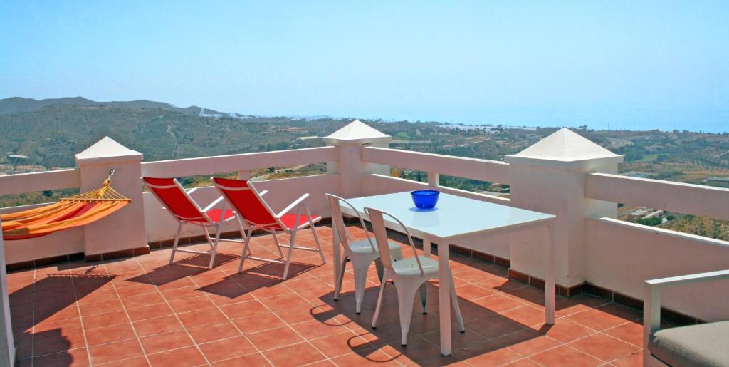 balcón con mesa, sillas y vistas en Apartamento Sietecolores Sea View, en Rincón de la Victoria