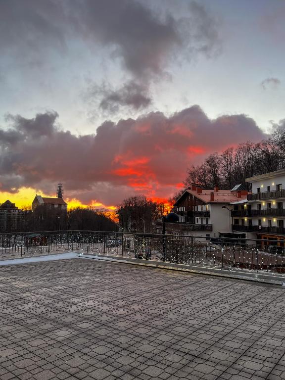 Východ nebo západ slunce při pohledu z hotelu nebo okolí