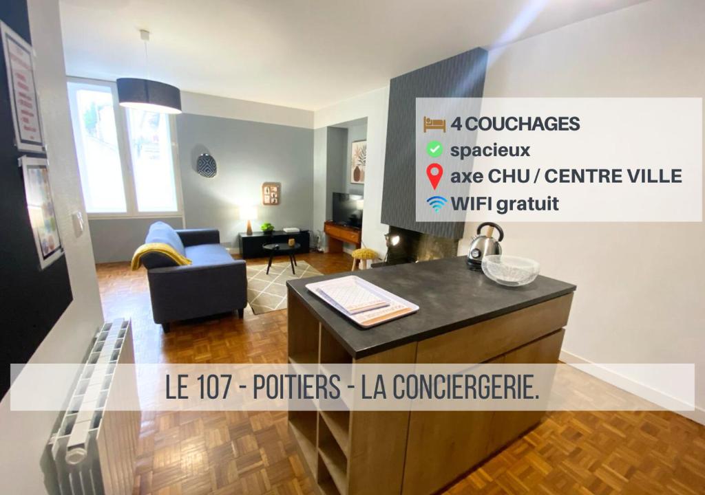 uma sala de estar com uma cozinha e uma sala de estar com um sofá em Le 107 - Poitiers - CHU - La Conciergerie. em Poitiers