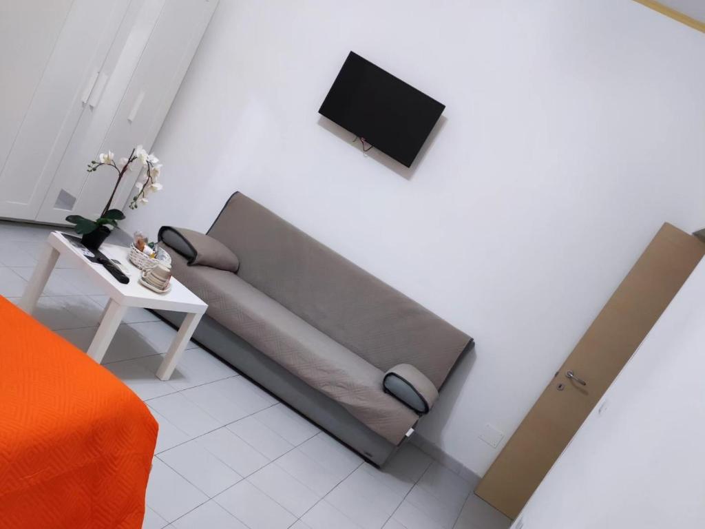 Una televisión o centro de entretenimiento en Le tre orchidee
