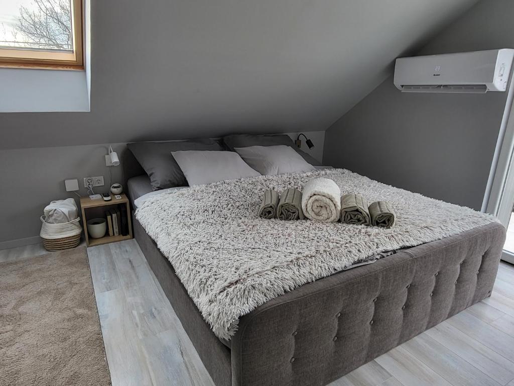 una camera da letto con un grande letto con cappelli di Nori&Alex Balaton Apartment a Vonyarcvashegy