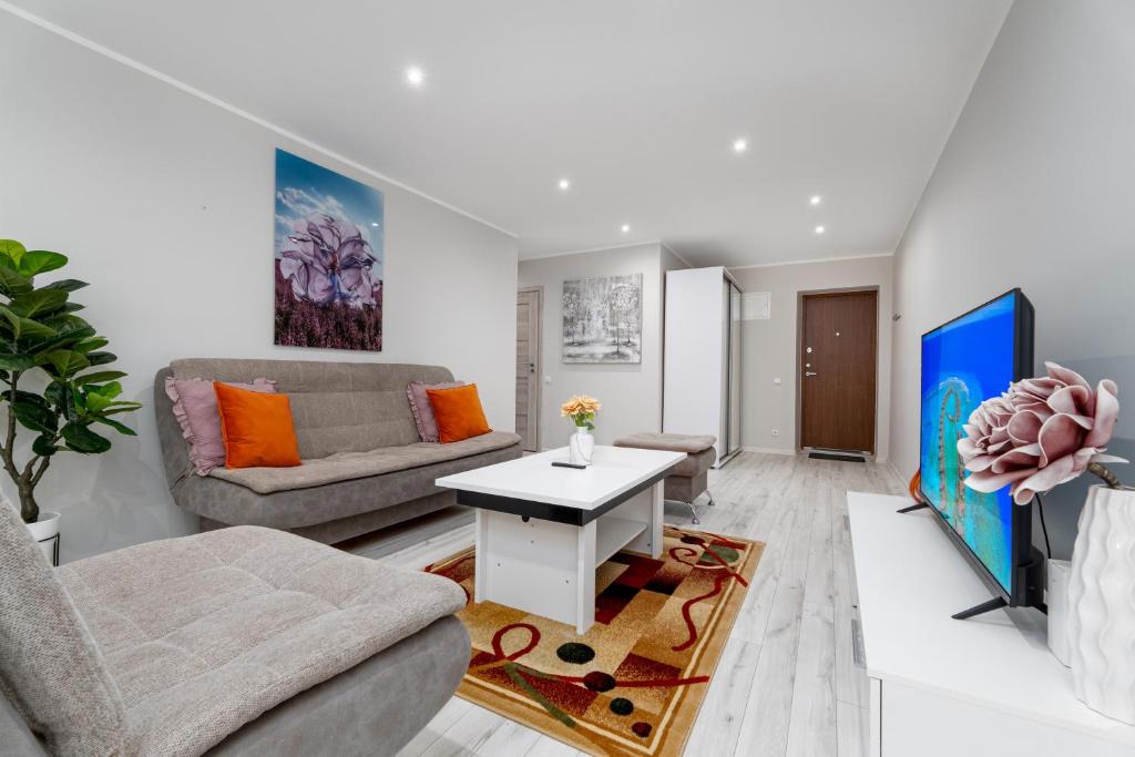 uma sala de estar com um sofá e uma mesa em Stylish Apartment For up to 4 Guests With WiFi, Free Parking em Vilkaviškis