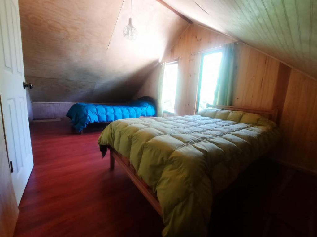 ein Schlafzimmer mit einem Bett und einem Fenster in einem Zimmer in der Unterkunft Casa comoda in Villarrica