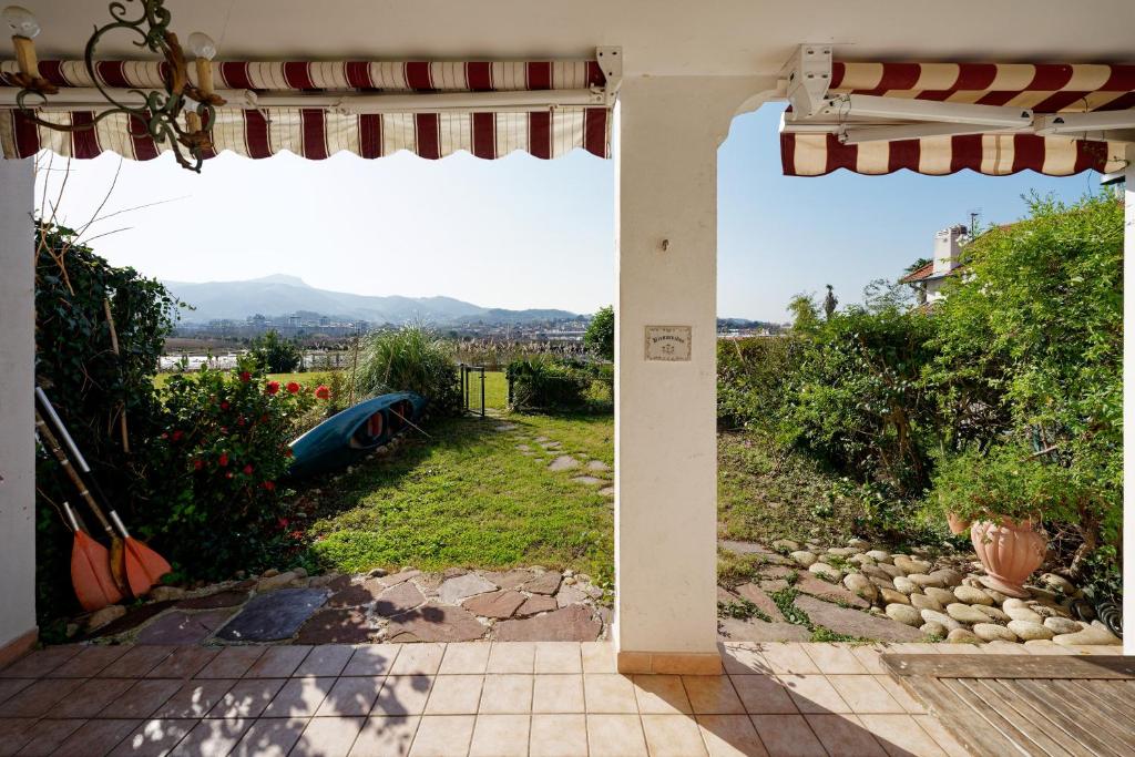 una puerta de patio abierta con vistas a un patio en Bidasoabanks, en Hendaya