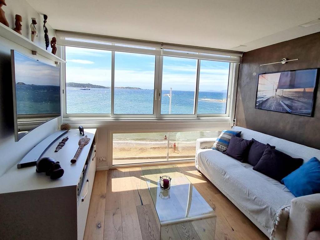 - un salon avec un canapé et une vue sur l'océan dans l'établissement Appartement Le Brusc, 2 pièces, 4 personnes - FR-1-316-258, à Six-Fours-les-Plages