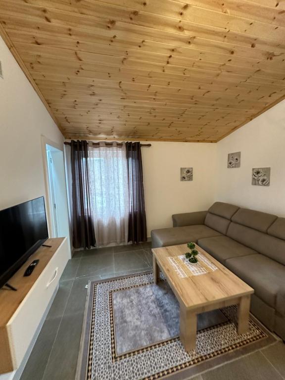 TV a/nebo společenská místnost v ubytování Qyteza Guest House & Camping