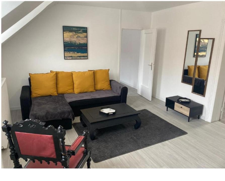 un salon avec un canapé et une table dans l'établissement Le Portel authentique, hypercentre, à Le Portel