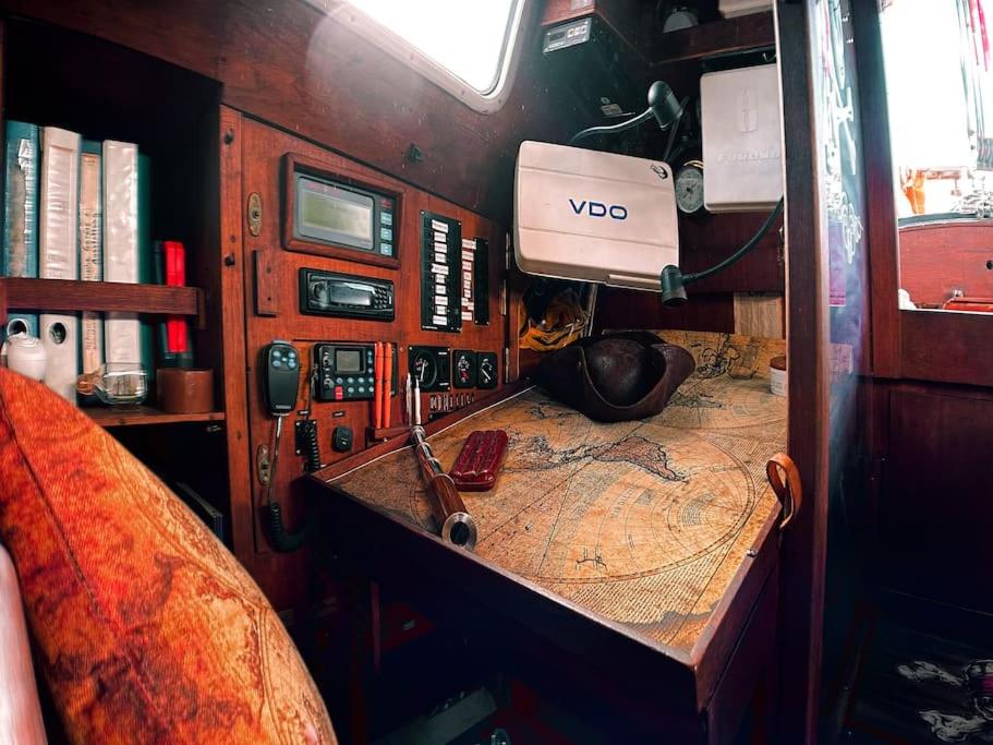 TV a/nebo společenská místnost v ubytování The Captains Locker - 30ft Yacht