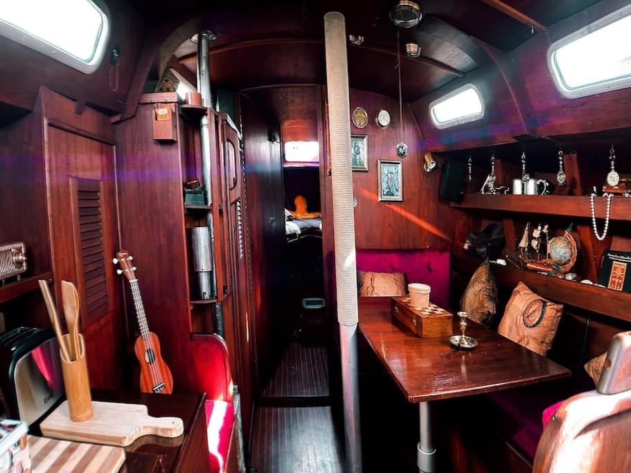 Posezení v ubytování The Captains Locker - 30ft Yacht
