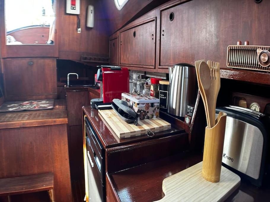 Kuchyň nebo kuchyňský kout v ubytování The Captains Locker - 30ft Yacht