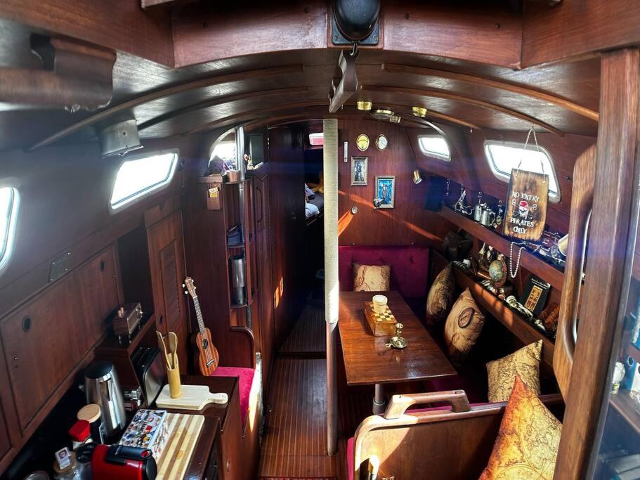 Posezení v ubytování The Captains Locker - 30ft Yacht