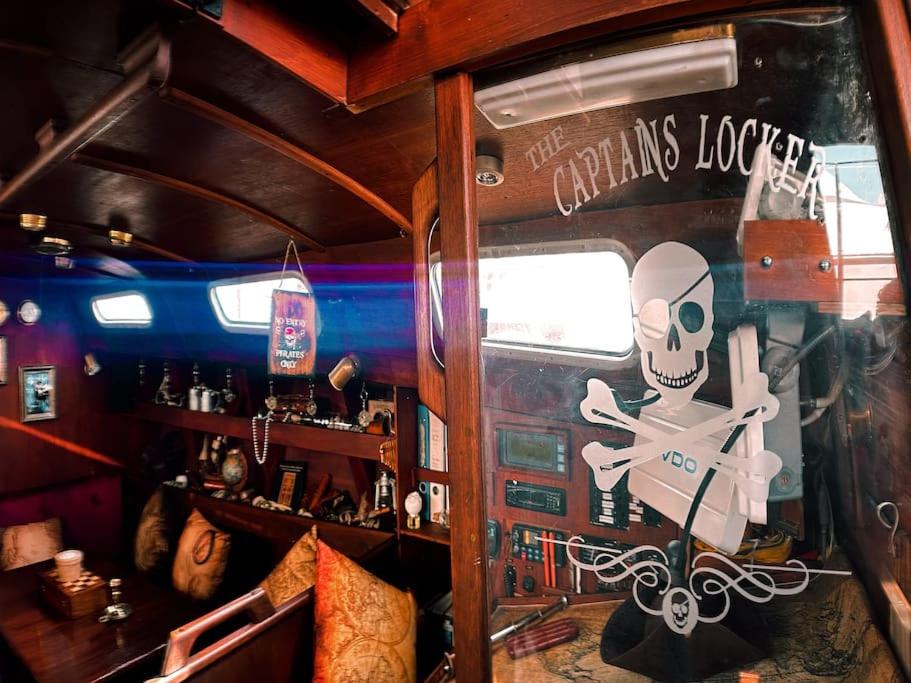 Posezení v ubytování The Captains Locker - 30ft Yacht