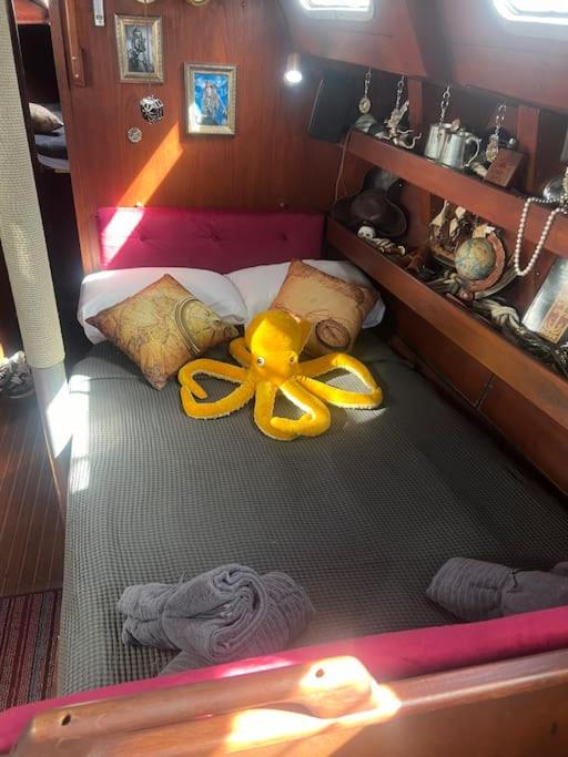 Postel nebo postele na pokoji v ubytování The Captains Locker - 30ft Yacht