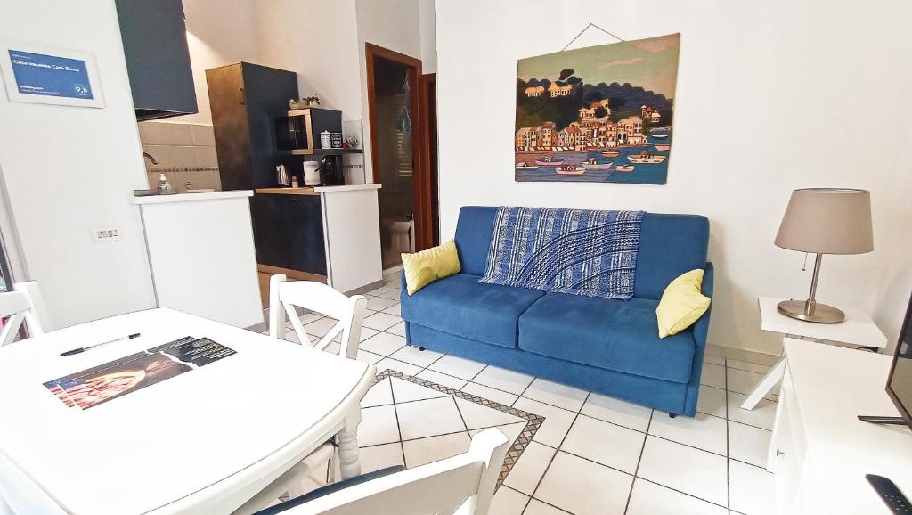 - un salon avec un canapé bleu et une table dans l'établissement Casa vacanze Casa Elena, à San Giorgio a Cremano