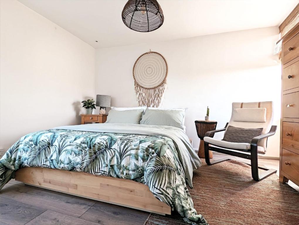 1 dormitorio con 1 cama y 1 silla en Riverside apartment in Islington, en Londres