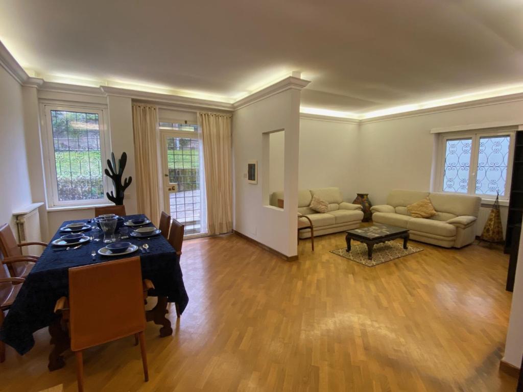ein Wohnzimmer mit einem Tisch und einem Sofa in der Unterkunft Camilluccia Dream Apartment in Rom