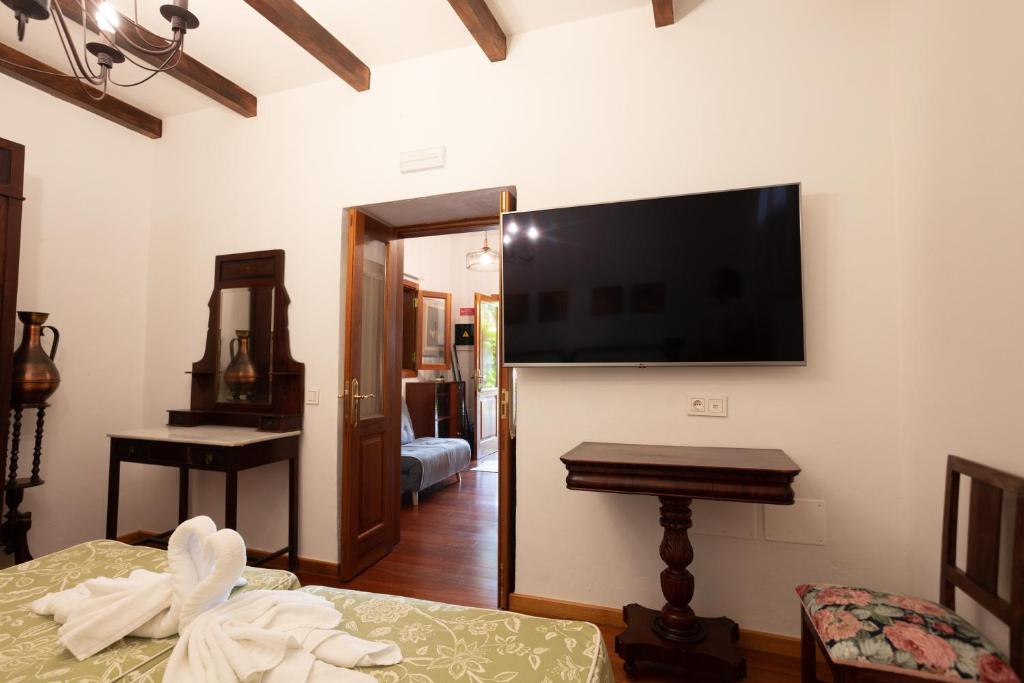 A television and/or entertainment centre at El Estanco 14