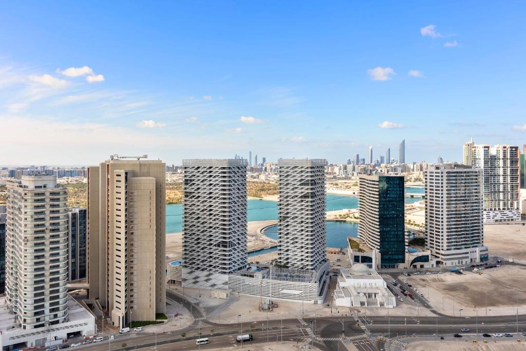 una vista aérea de una ciudad con edificios altos en Silkhaus Luxury 1 BDR Close To Reem Central Park en Abu Dabi