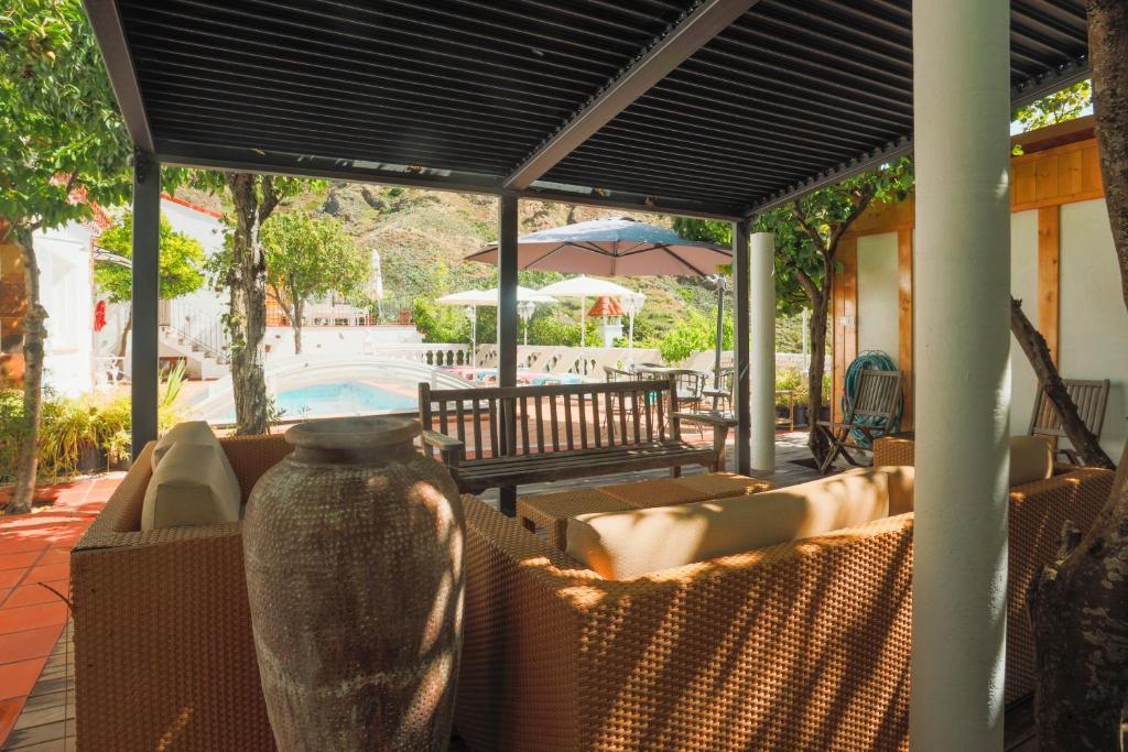 A restaurant or other place to eat at El Estanco 14