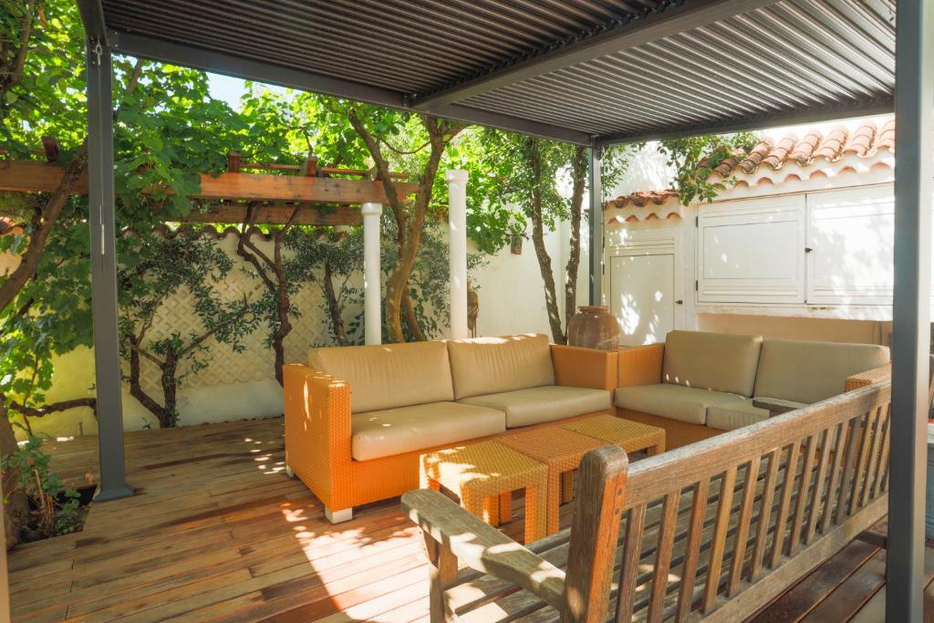 A seating area at El Estanco 14