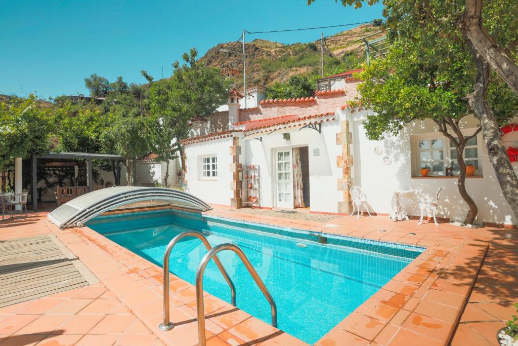 The swimming pool at or close to El Estanco 14