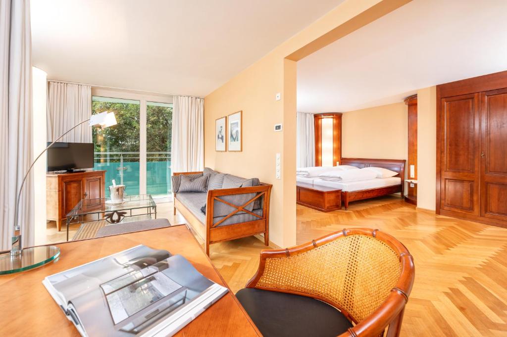 Postel nebo postele na pokoji v ubytování AllgäuStern Hotel