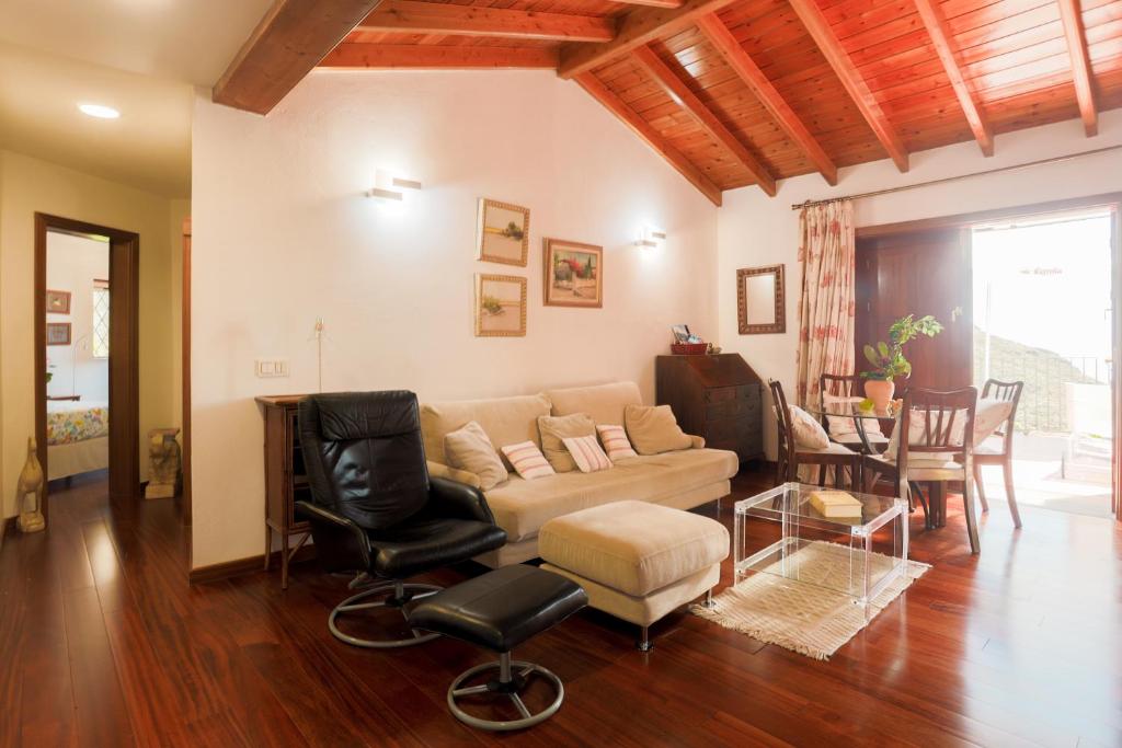 A seating area at El Estanco 14
