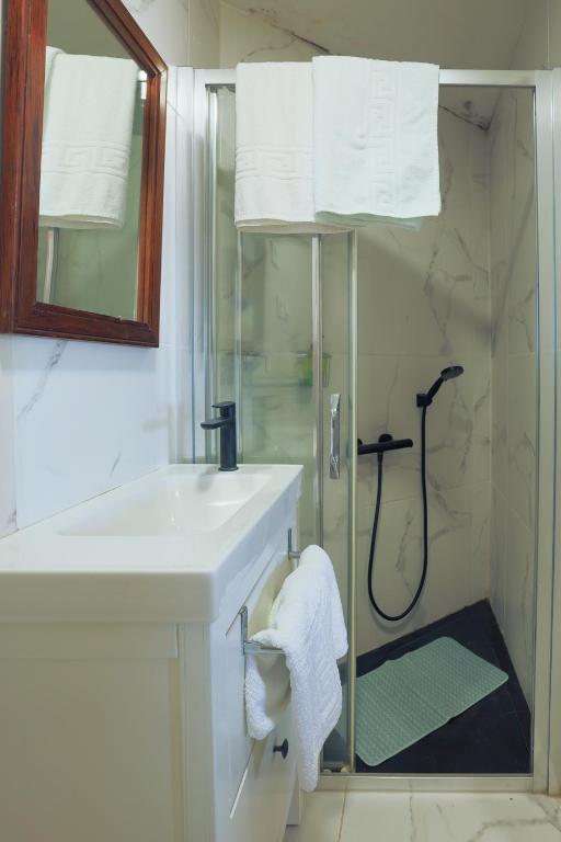 A bathroom at El Estanco 14