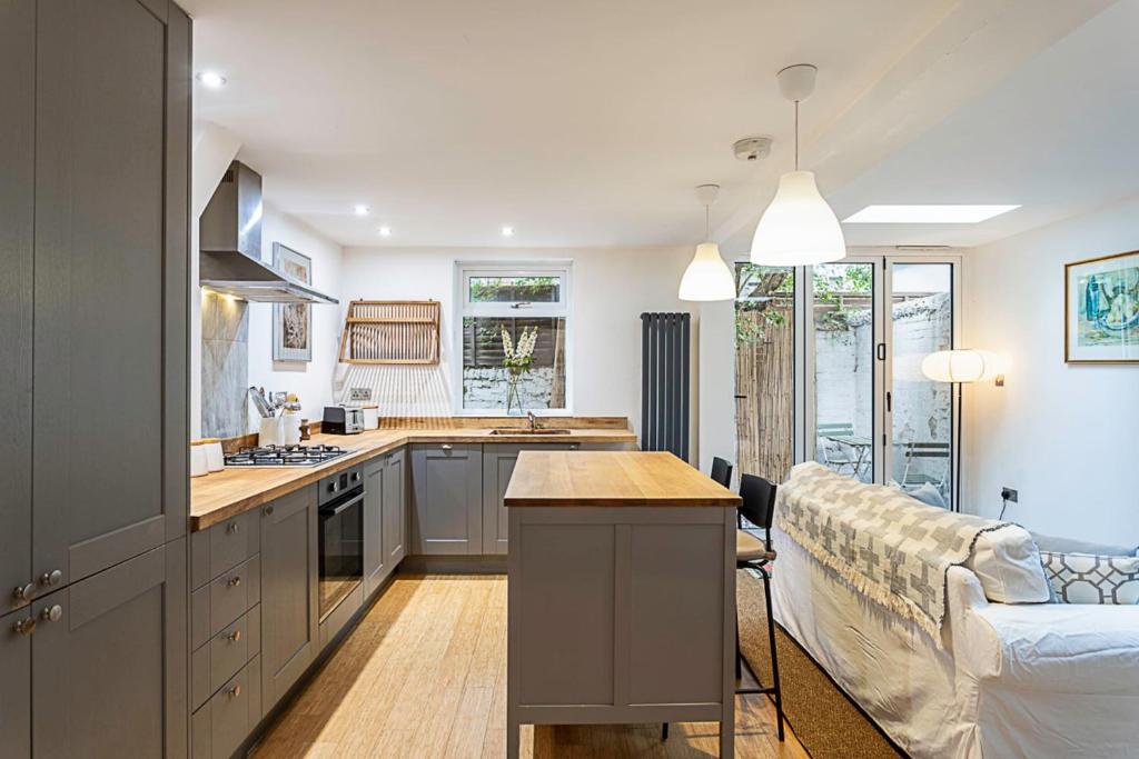 Ett kök eller pentry på Stylish Battersea Home
