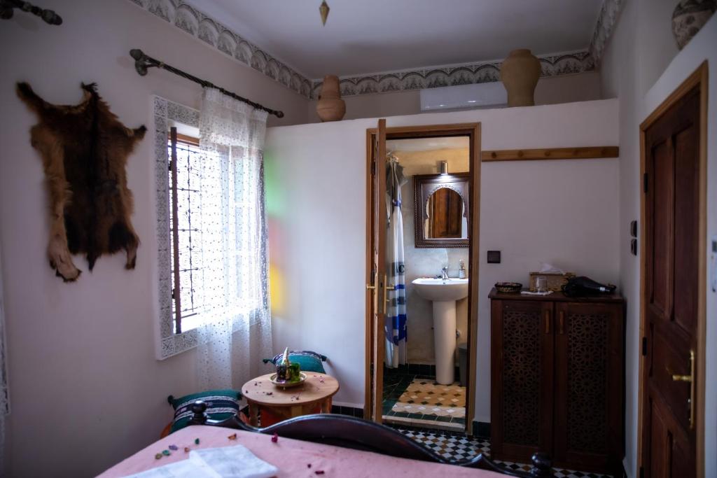 Postel nebo postele na pokoji v ubytování Dar Elhaja Rahma