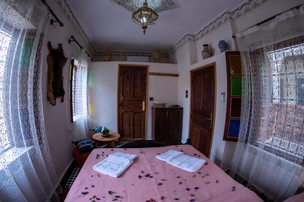 Postel nebo postele na pokoji v ubytování Dar Elhaja Rahma