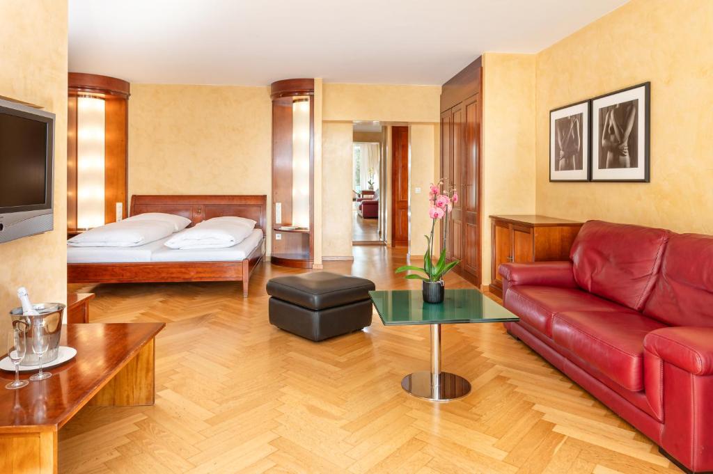 Postel nebo postele na pokoji v ubytování AllgäuStern Hotel