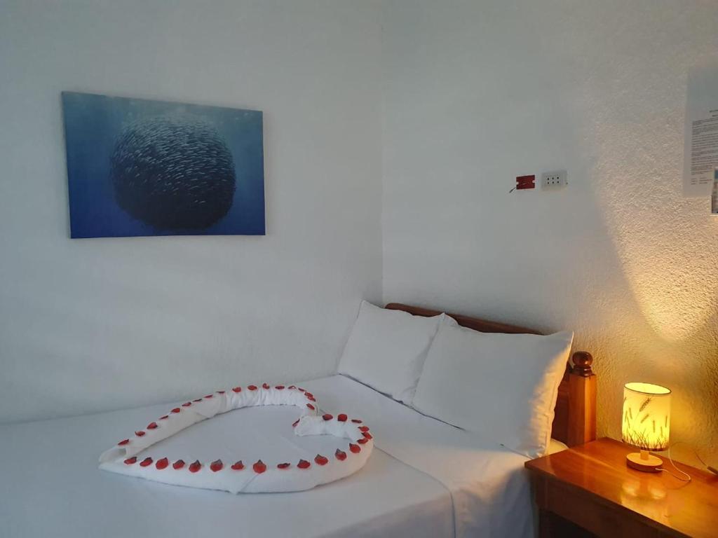 Postel nebo postele na pokoji v ubytování Jah’s Anemone Dive Guesthouse
