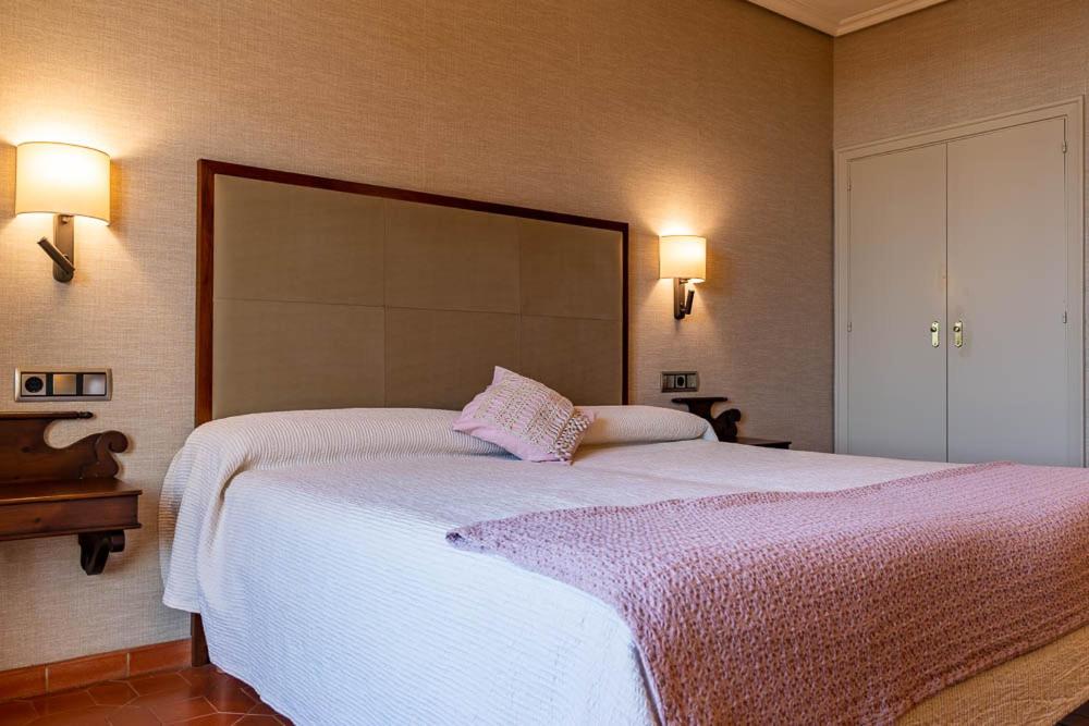Postel nebo postele na pokoji v ubytování HOSTAL DOÑA JUANA