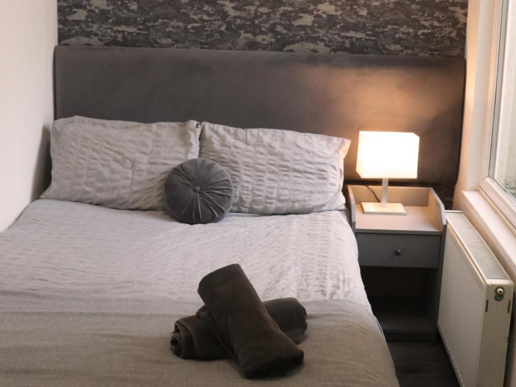 Un pat sau paturi într-o cameră la The Anfield View
