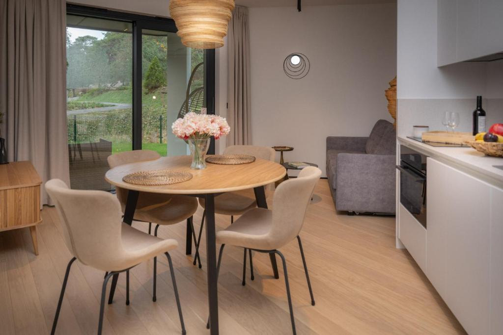 Kuchyň nebo kuchyňský kout v ubytování Apartamenty na Półwyspie Wydma&Las
